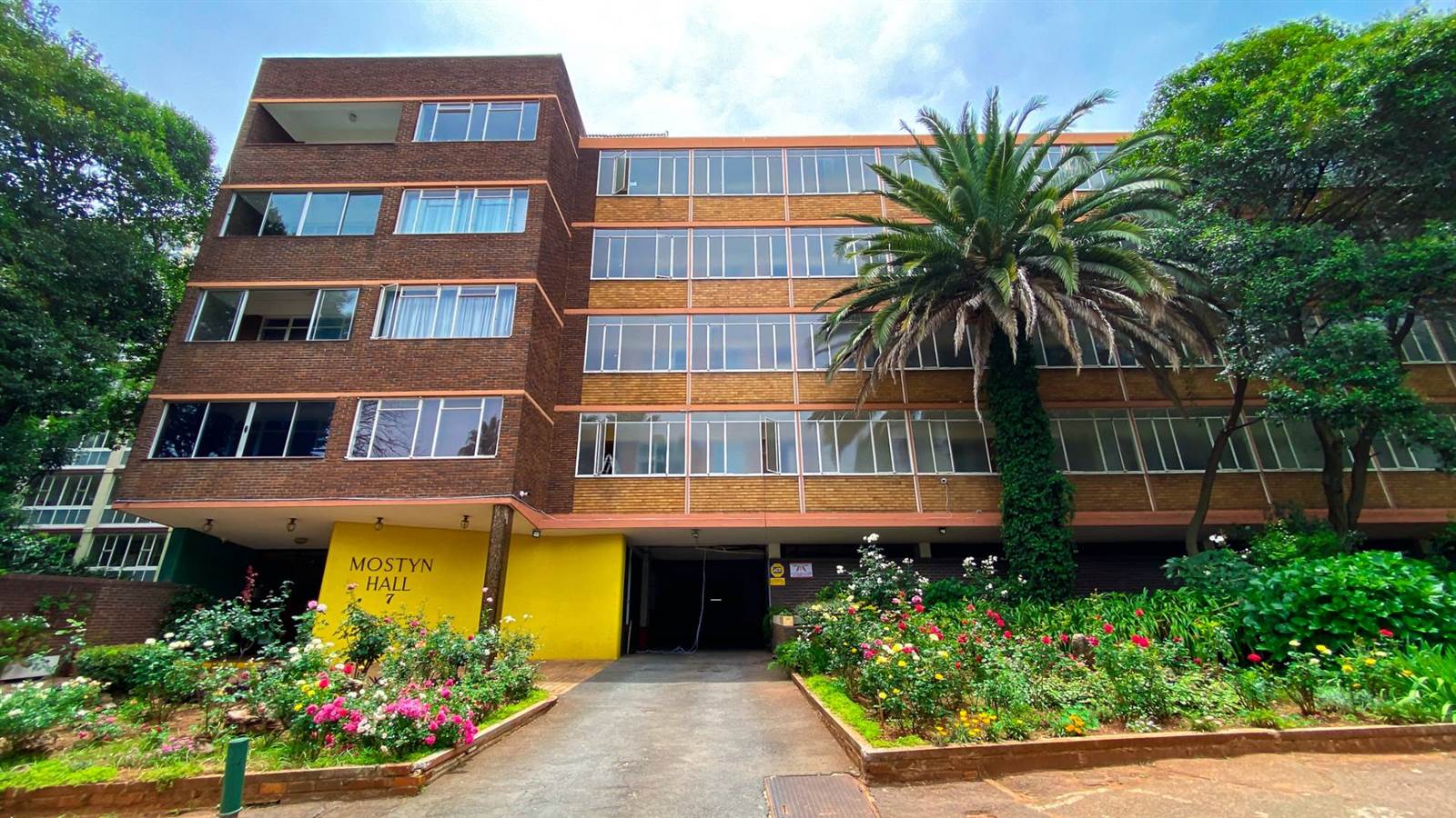 1 Bed Apartment in Parktown photo number 24