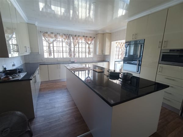 4 Bed House in Springs Central