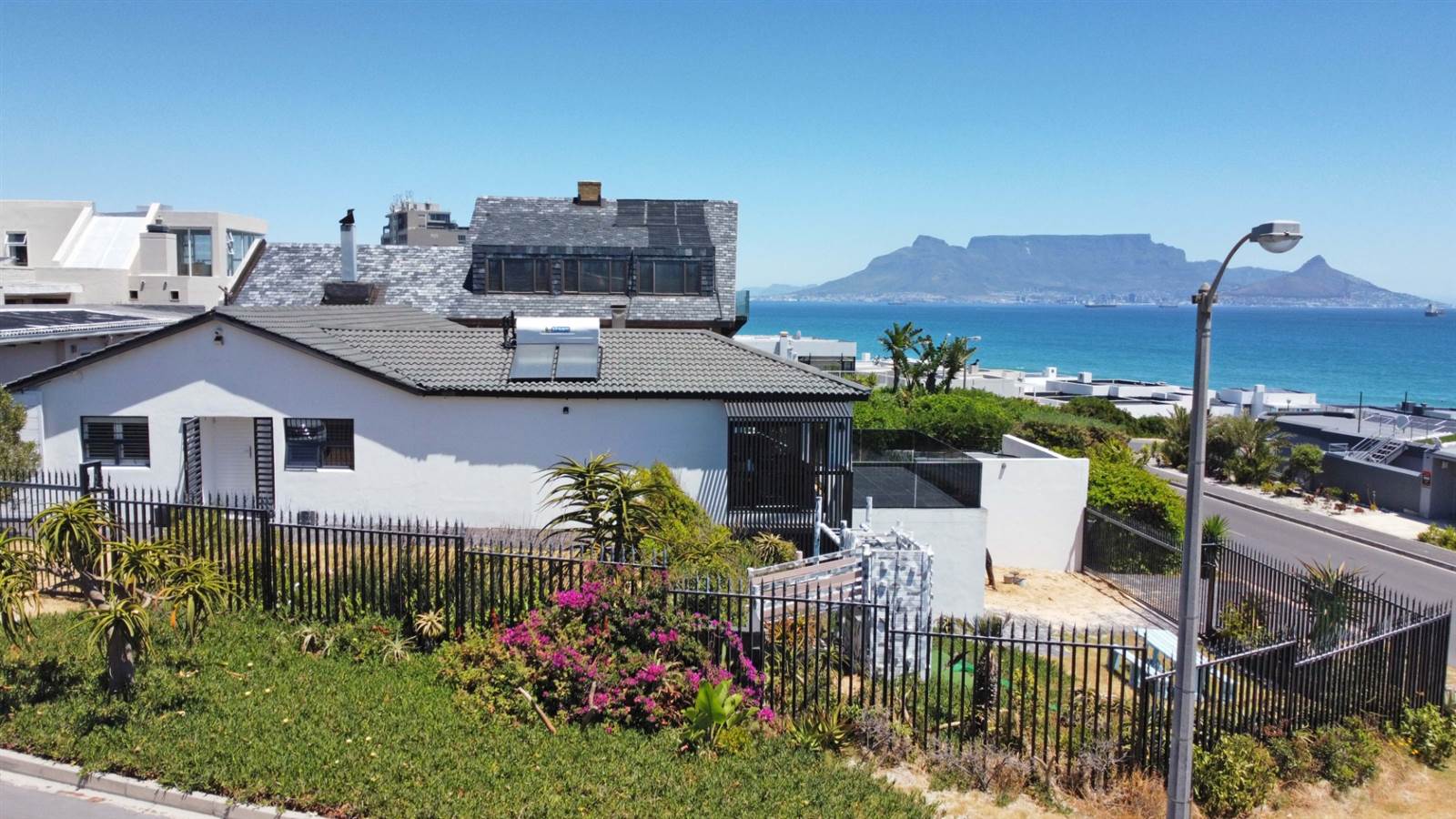 4 Bed House in Bloubergstrand photo number 2