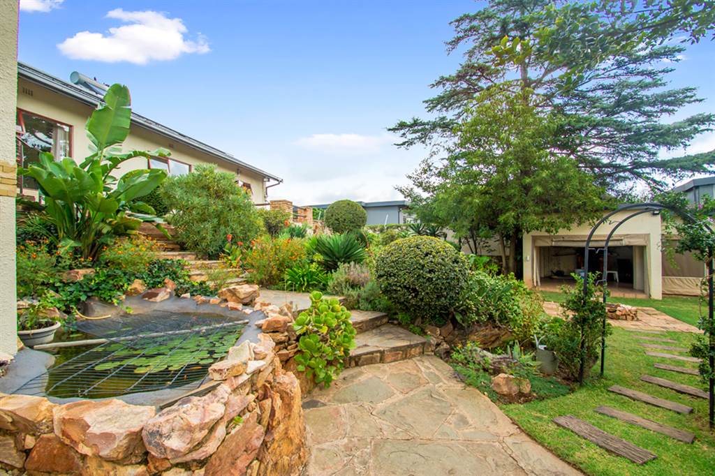 4 Bed House in Constantia Kloof photo number 2