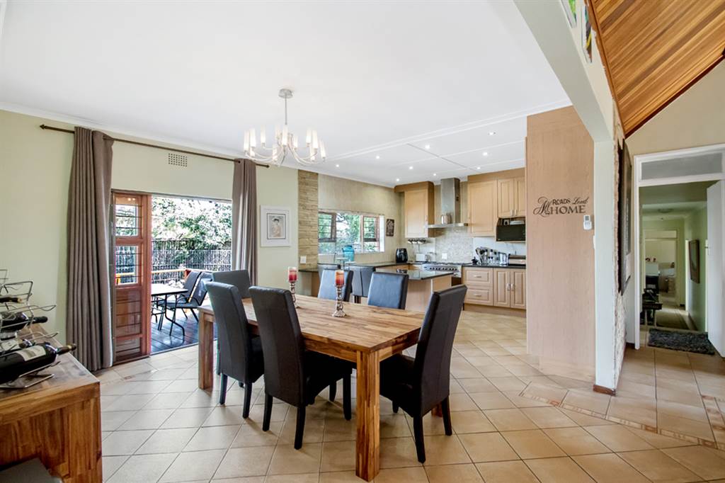 4 Bed House in Constantia Kloof photo number 6
