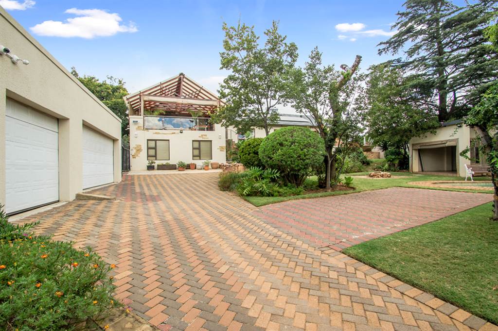4 Bed House in Constantia Kloof photo number 23