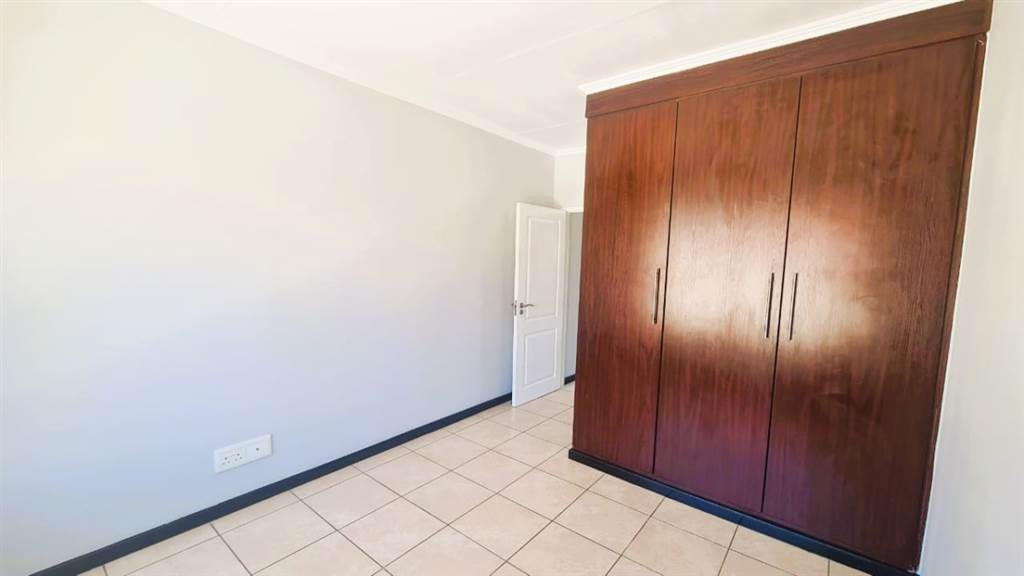 2 Bed Apartment in Greenstone Hill photo number 12