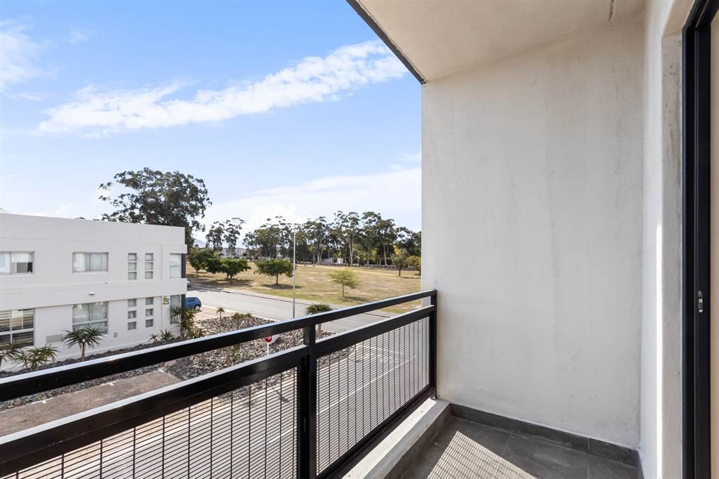 1 Bed Apartment in Durbanville Central photo number 16