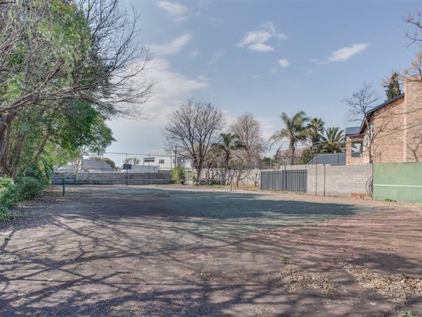 845 m² Land available in Fairland