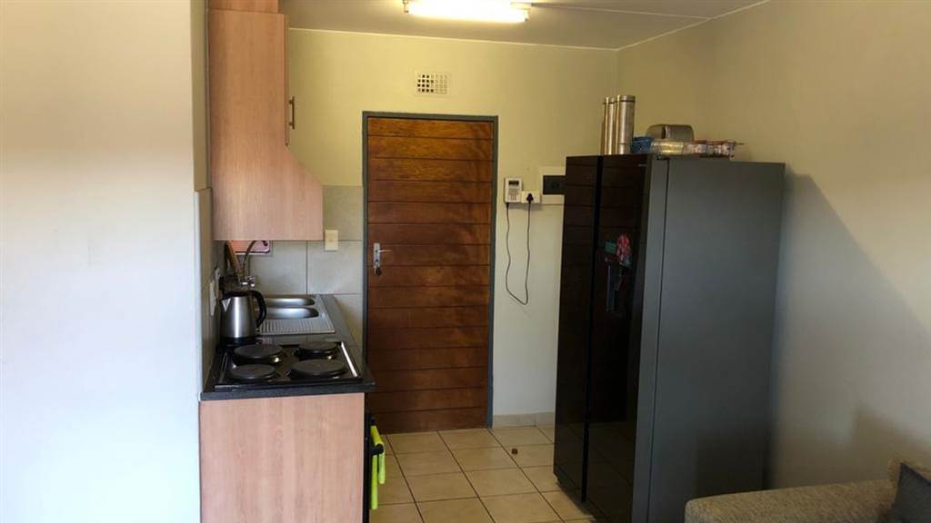 2 Bed Apartment in Glenvista photo number 4