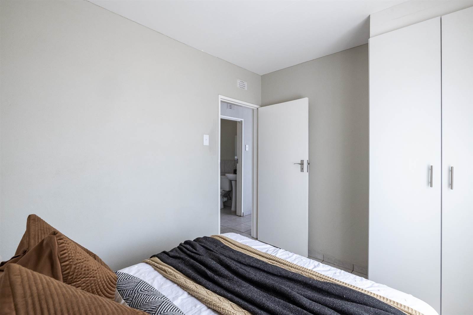 1 Bed Apartment in Alberton photo number 9