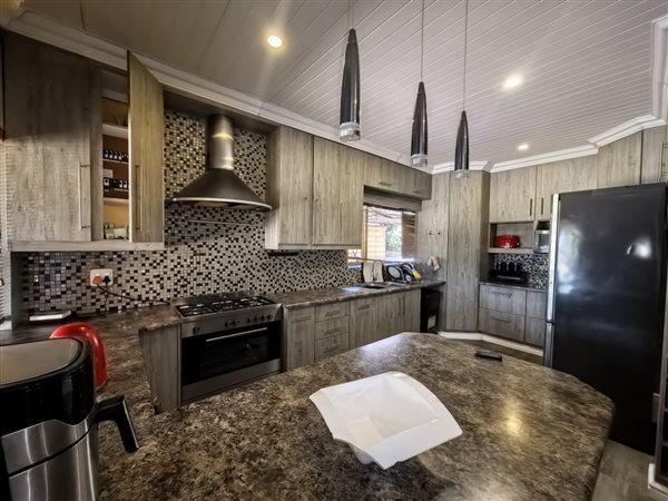 4 Bedroom House 4 Bedroom House