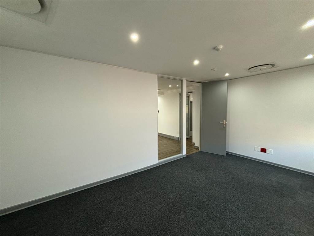 327  m² Commercial space in Illovo photo number 13