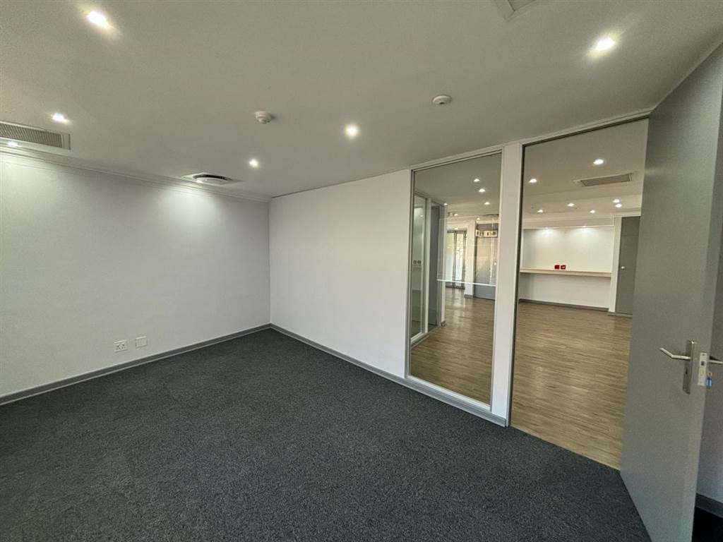 327  m² Commercial space in Illovo photo number 4