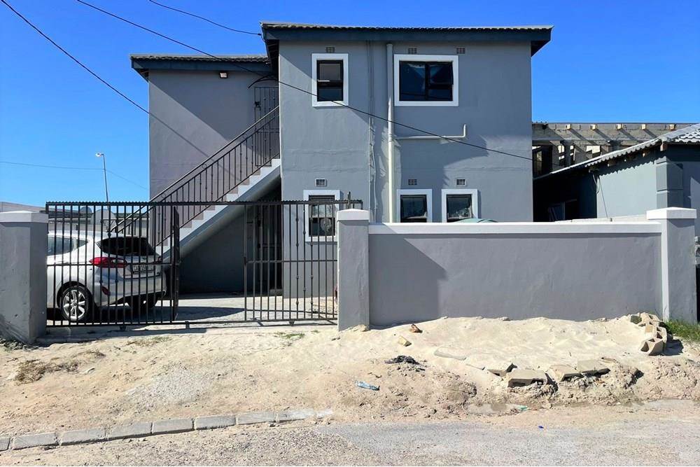 10 Bed House in Khayelitsha photo number 2