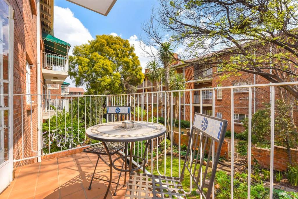 2 Bed Apartment in Woodmead photo number 9