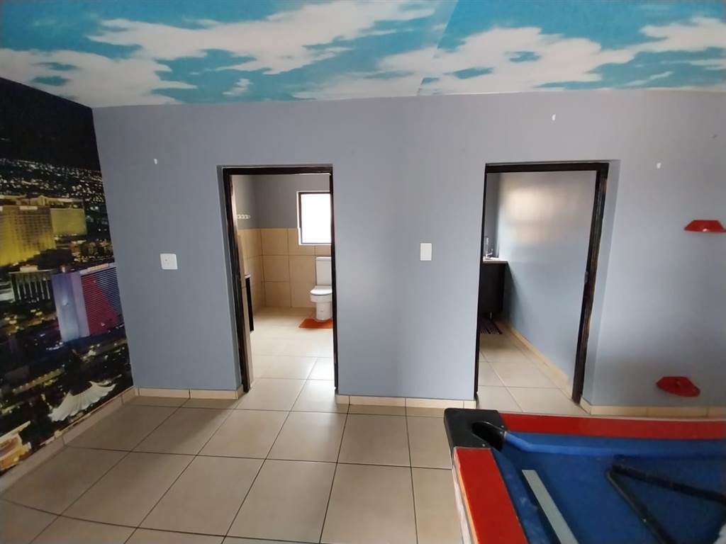 4 Bed Townhouse in Glenvista photo number 5