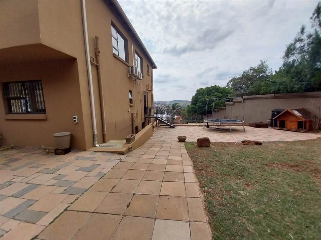 4 Bed Townhouse in Glenvista photo number 24