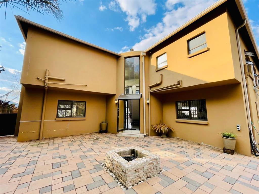 4 Bed Townhouse in Glenvista photo number 23