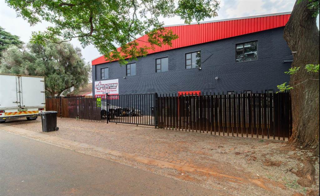 700  m² Commercial space in Edenvale photo number 2