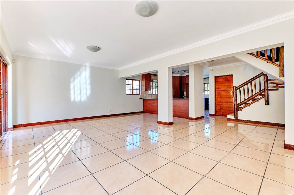 4 Bed House in Douglasdale photo number 5