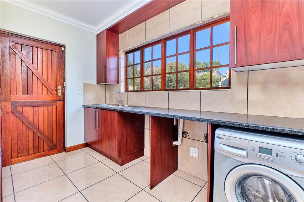 4 Bed House in Douglasdale photo number 8