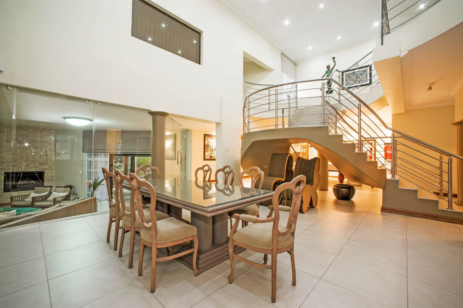 6 Bed House in Bedfordview photo number 2