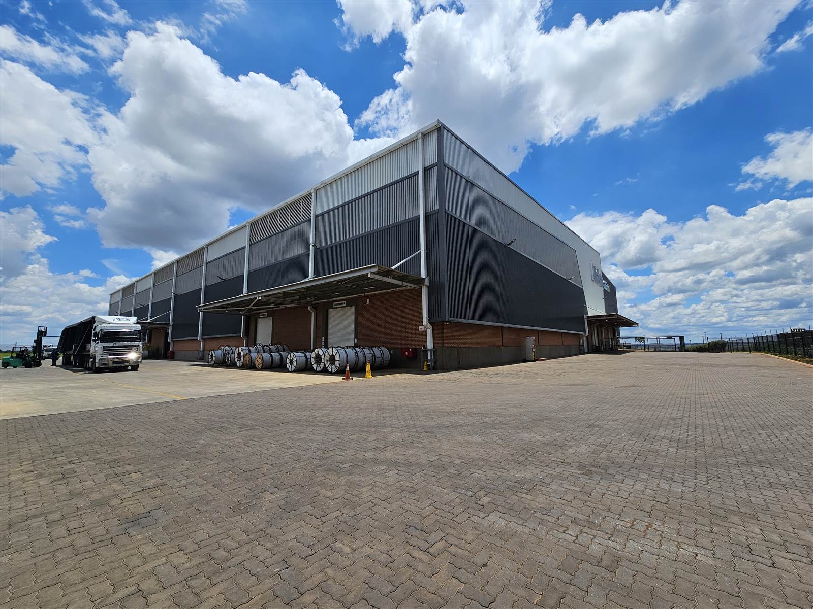 9725  m² Industrial space in Olifantsfontein photo number 1