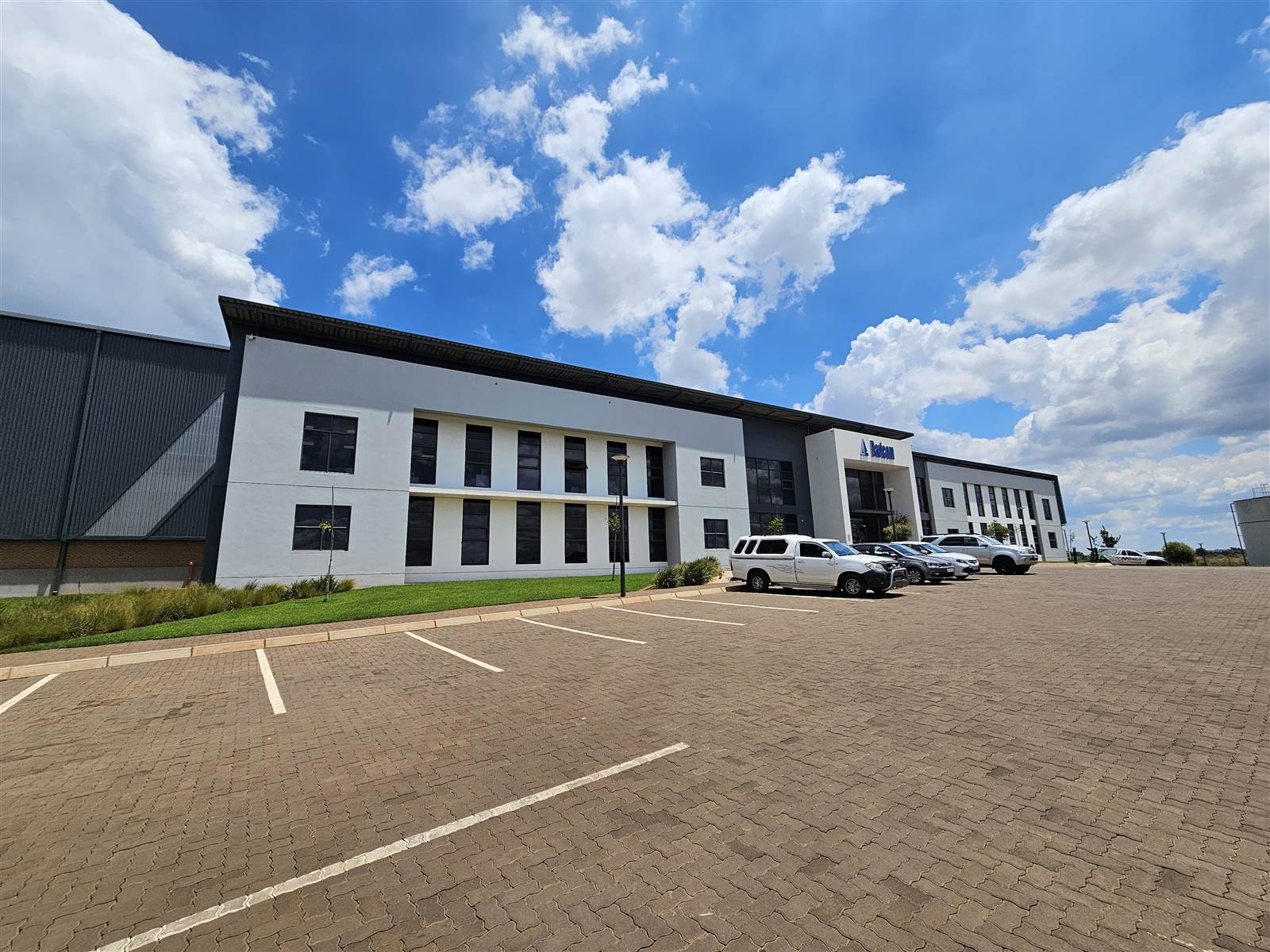 9725  m² Industrial space in Olifantsfontein photo number 2