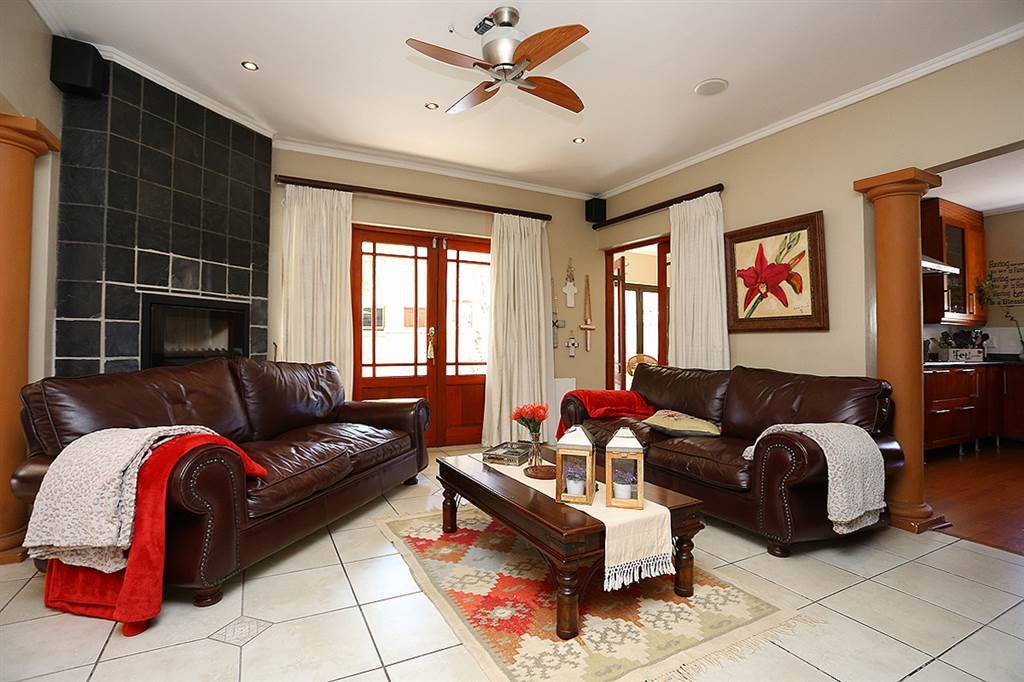 3 Bed House in Eagle Canyon Golf Estate photo number 7