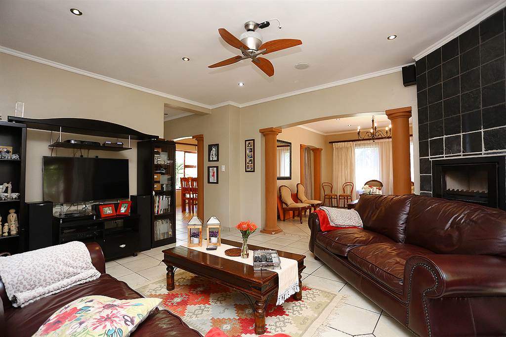 3 Bed House in Eagle Canyon Golf Estate photo number 5