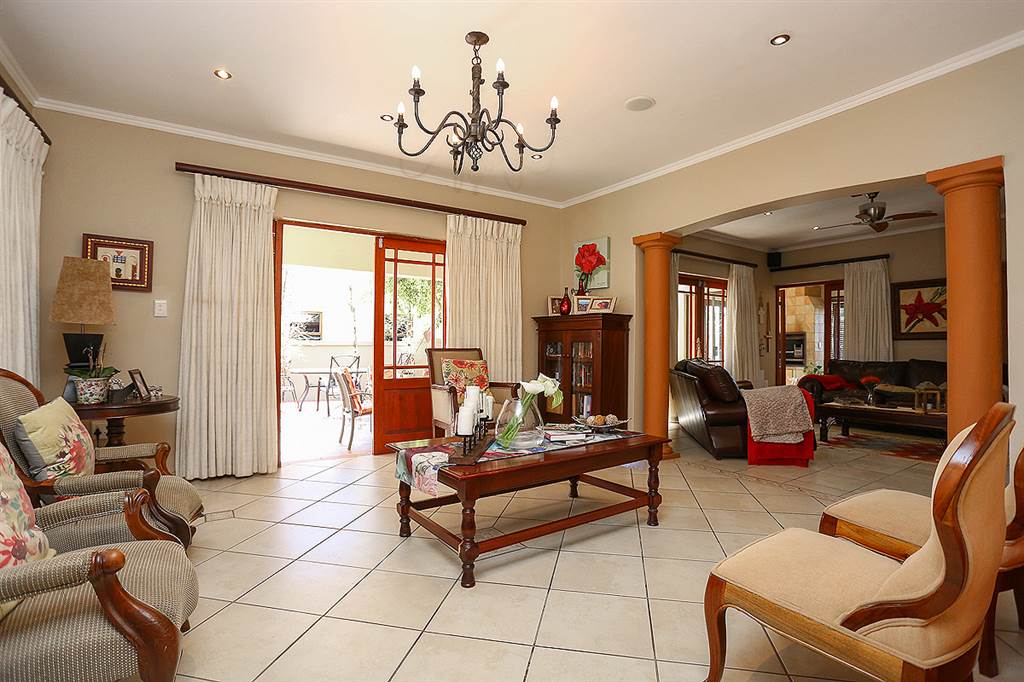 3 Bed House in Eagle Canyon Golf Estate photo number 3