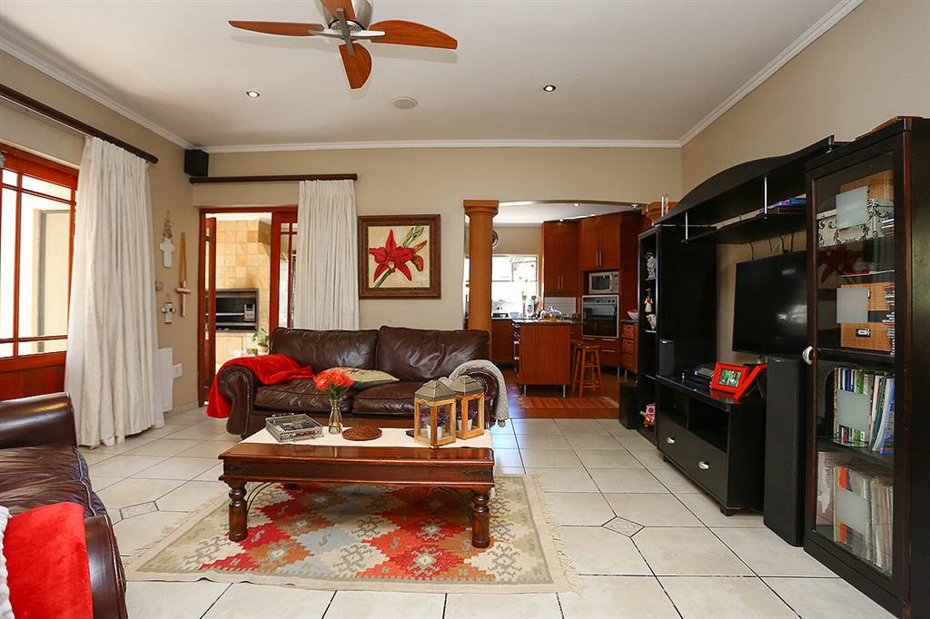 3 Bed House in Eagle Canyon Golf Estate photo number 6