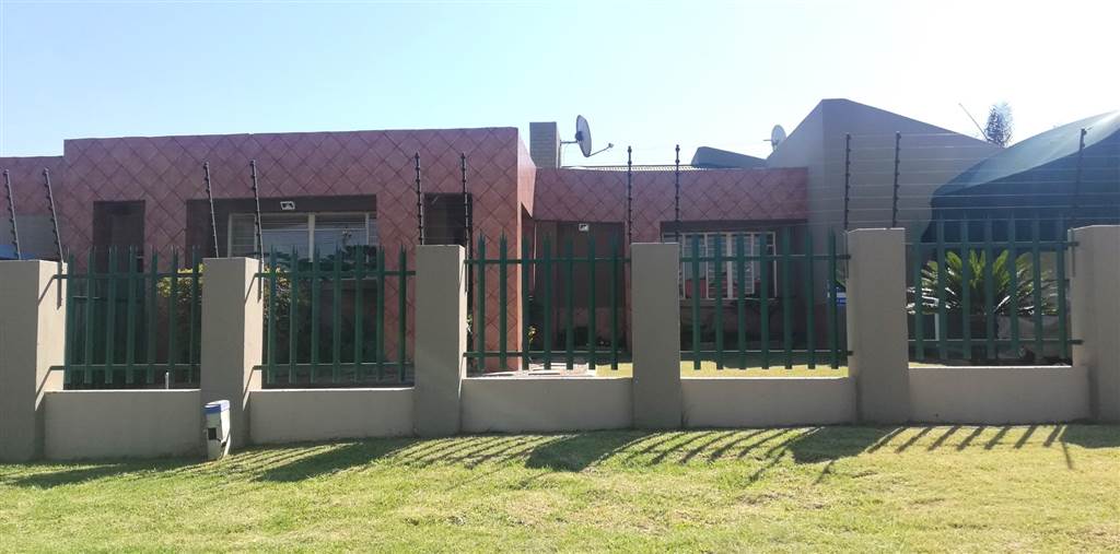 4 Bed House in Krugersdorp North photo number 2