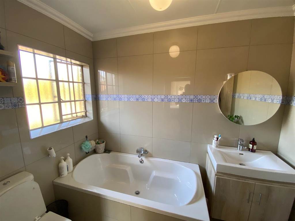 3 Bed House in Garsfontein photo number 15