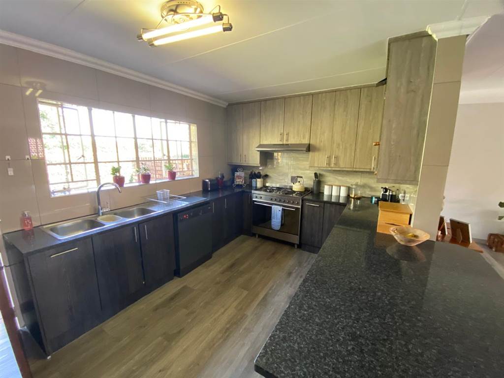 3 Bed House in Garsfontein photo number 5