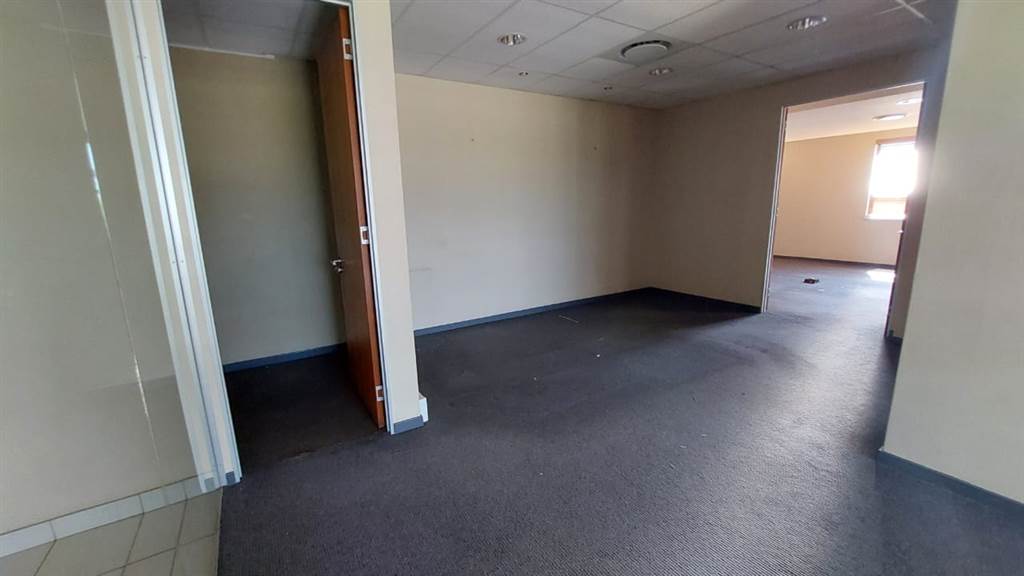 820  m² Commercial space in Doringkloof photo number 20