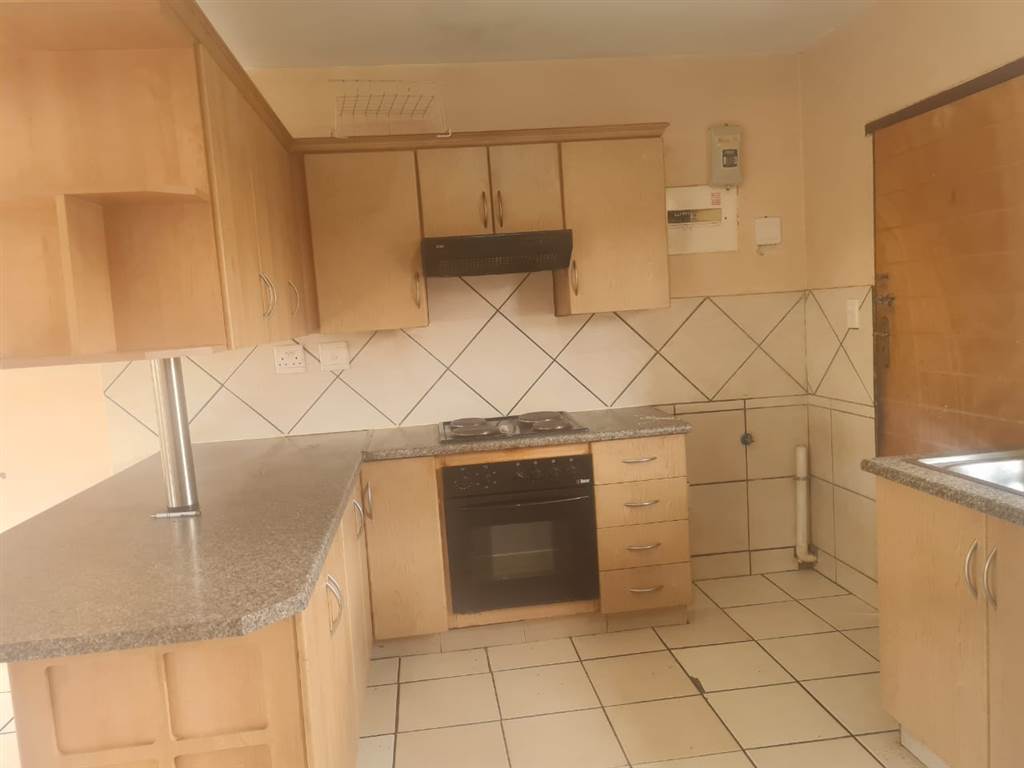 3 Bed Apartment in Waterval East photo number 5