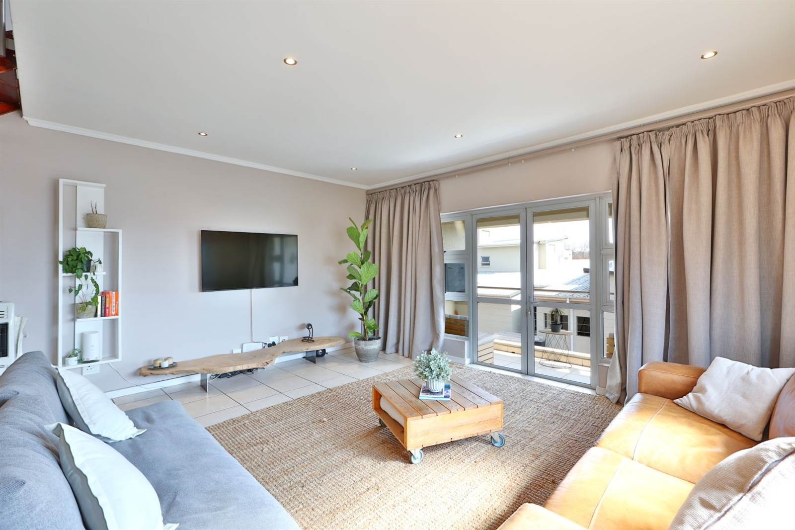 2 Bed Apartment in Craighall Park photo number 4