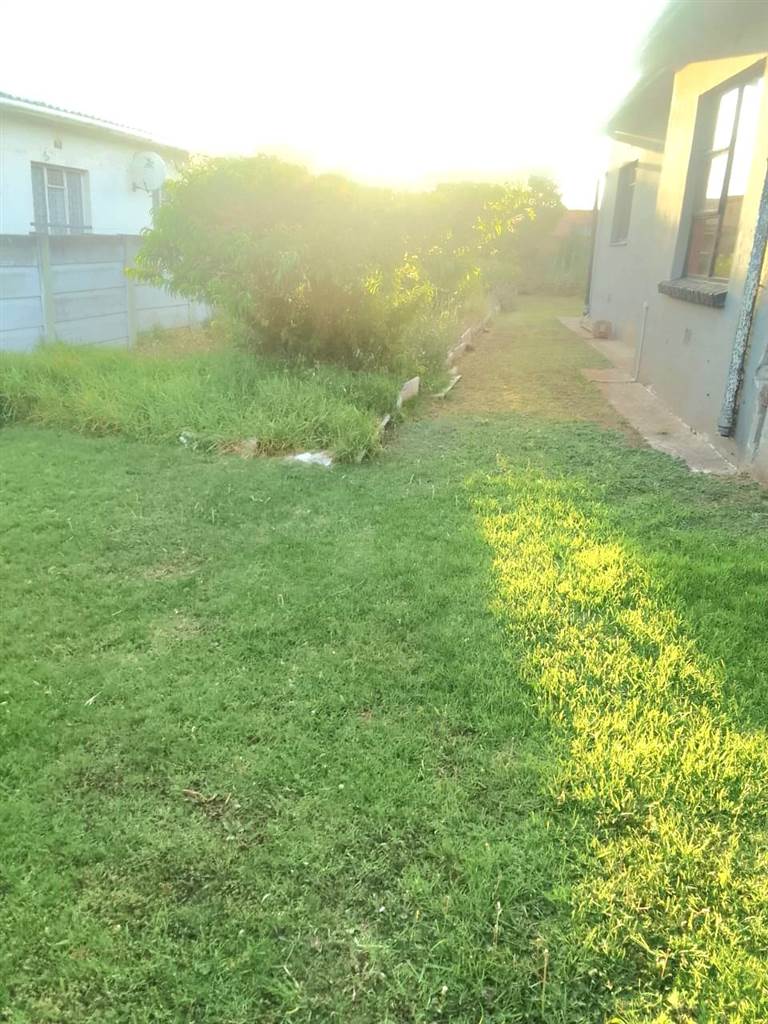 3 Bed House in Scheepers Heights photo number 14