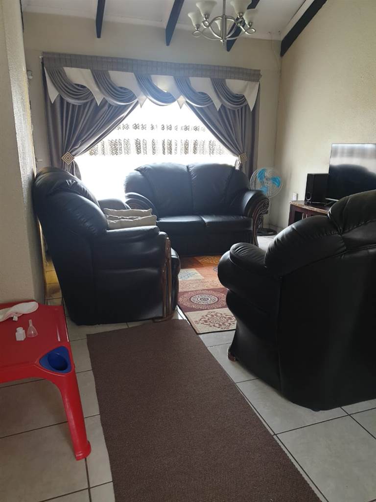 2 Bed Townhouse in Witbank photo number 5