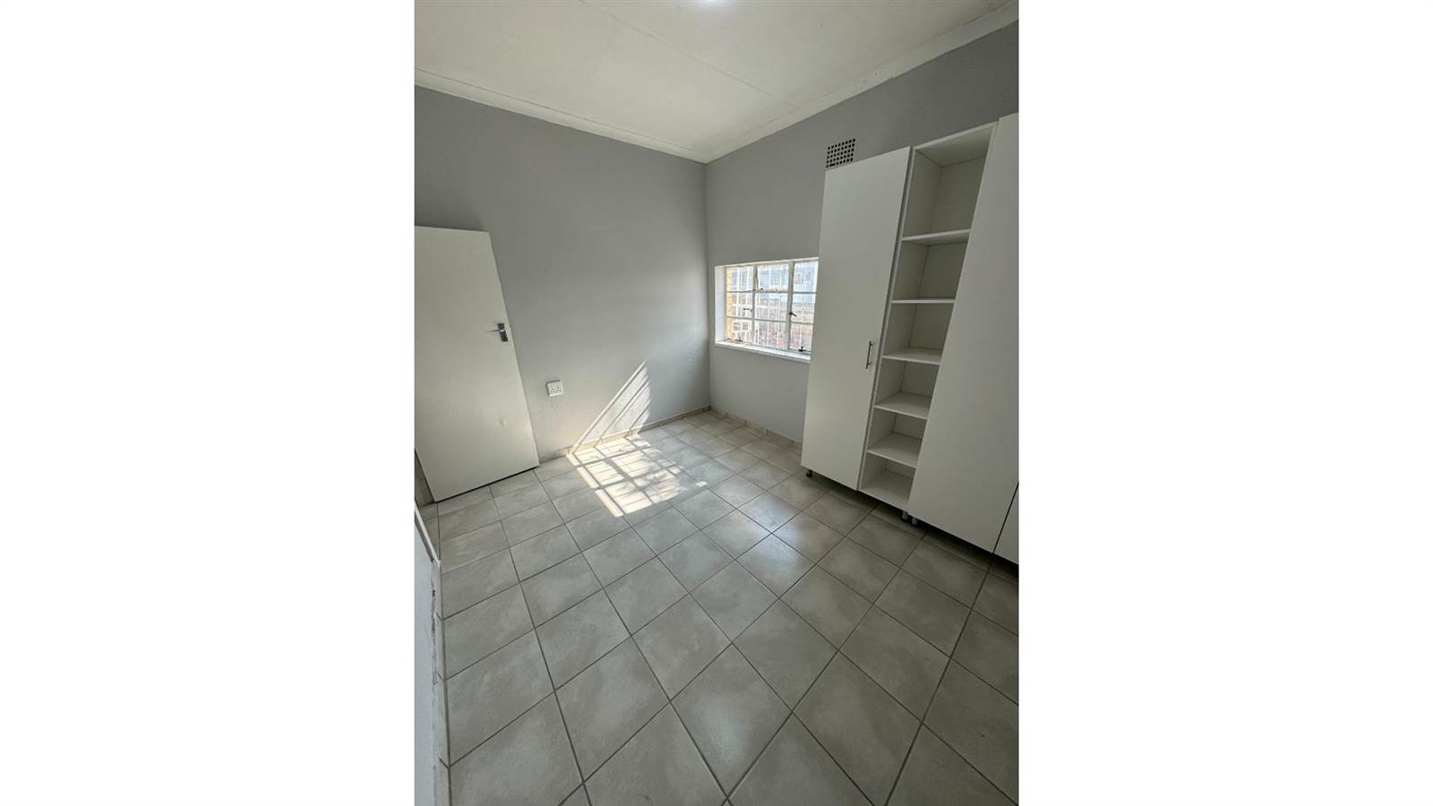 2 Bed Apartment in Turffontein photo number 6
