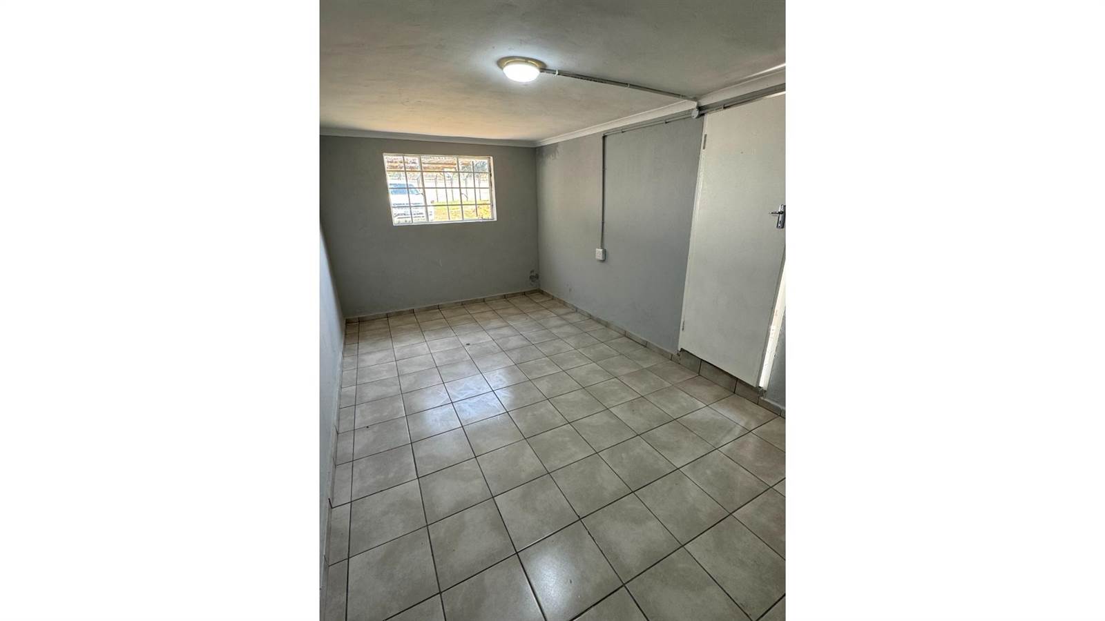 2 Bed Apartment in Turffontein photo number 8