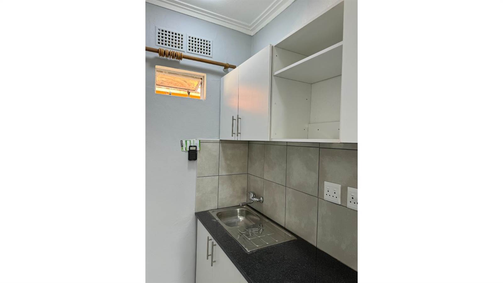 2 Bed Apartment in Turffontein photo number 14