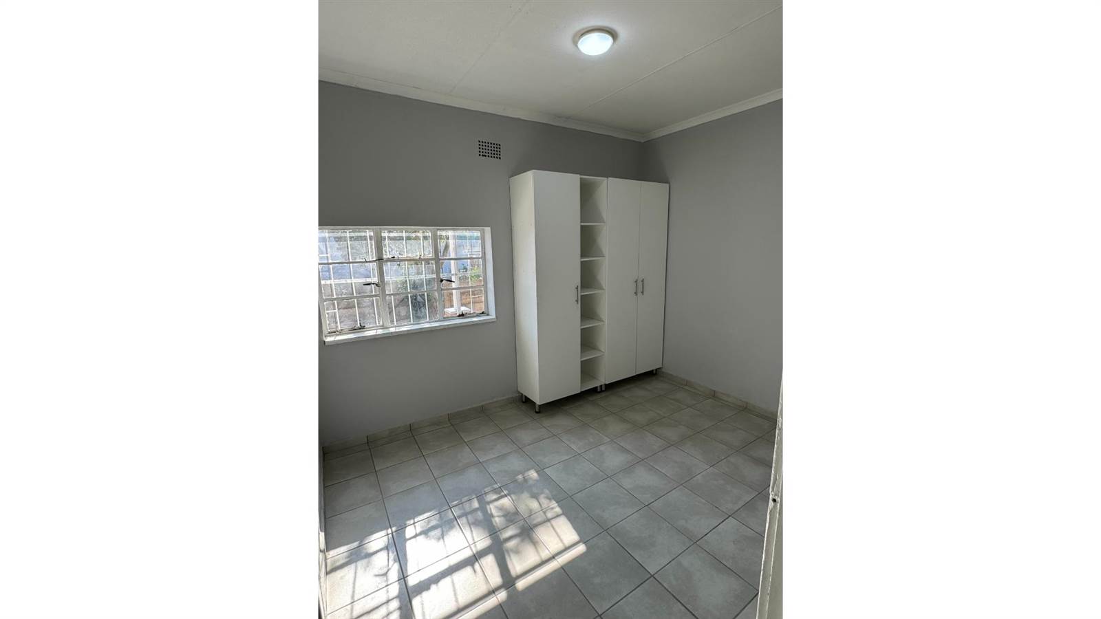 2 Bed Apartment in Turffontein photo number 5