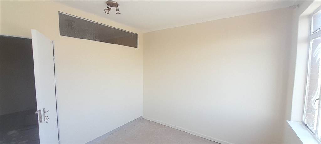 3 Bed Apartment in Kempton Park Central photo number 9