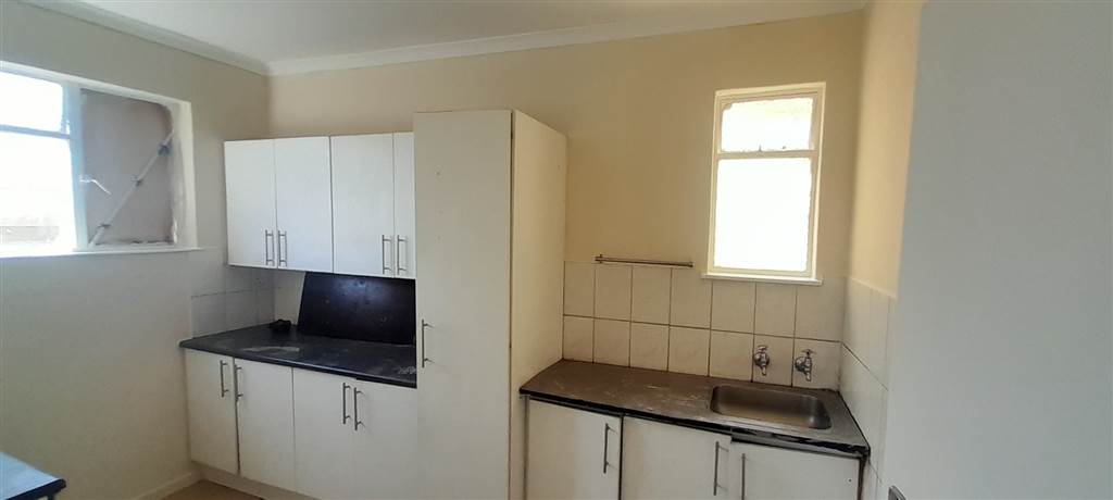 3 Bed Apartment in Kempton Park Central photo number 7