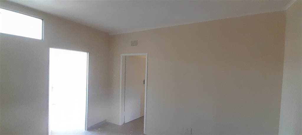 3 Bed Apartment in Kempton Park Central photo number 12