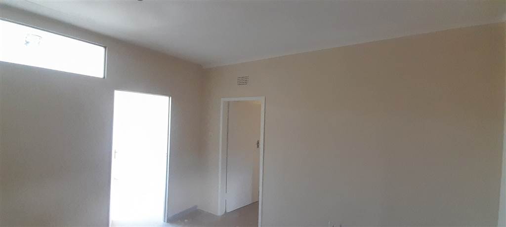 3 Bed Apartment in Kempton Park Central photo number 11