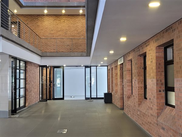 195  m² Commercial space