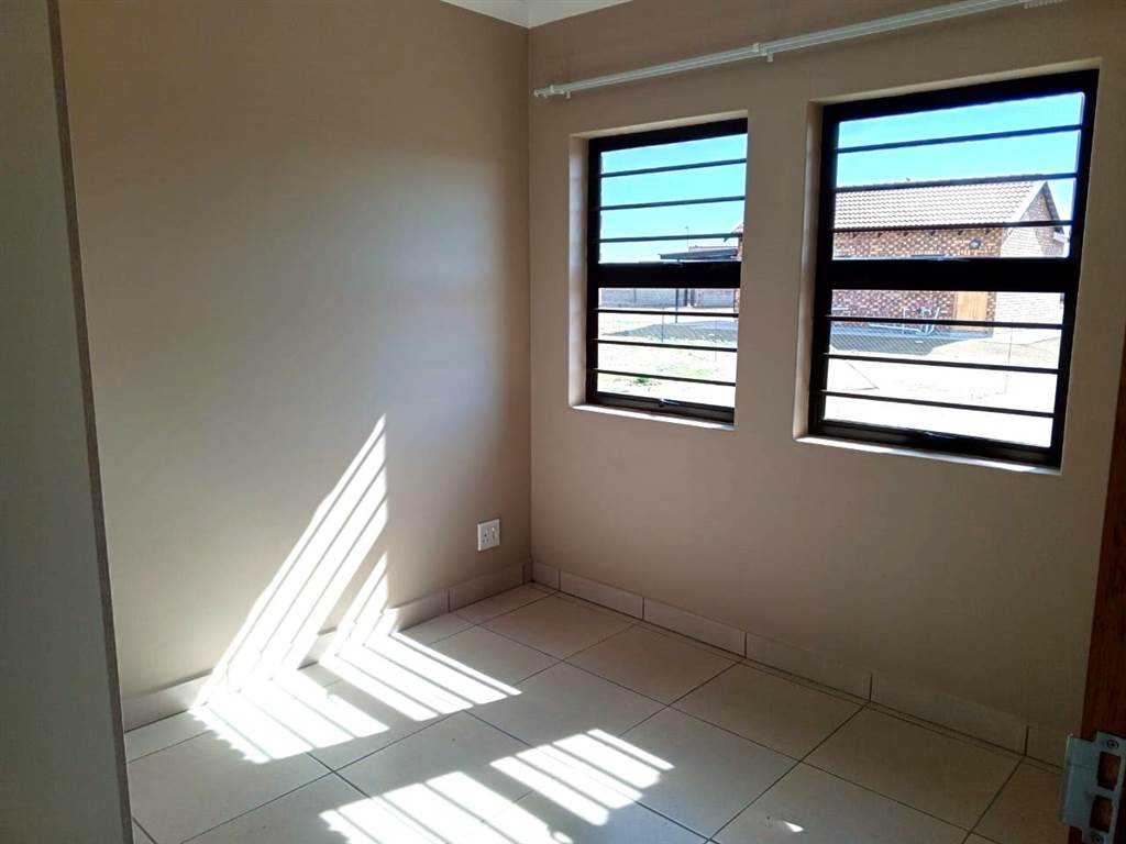 2 Bed House in Bloemfontein photo number 5