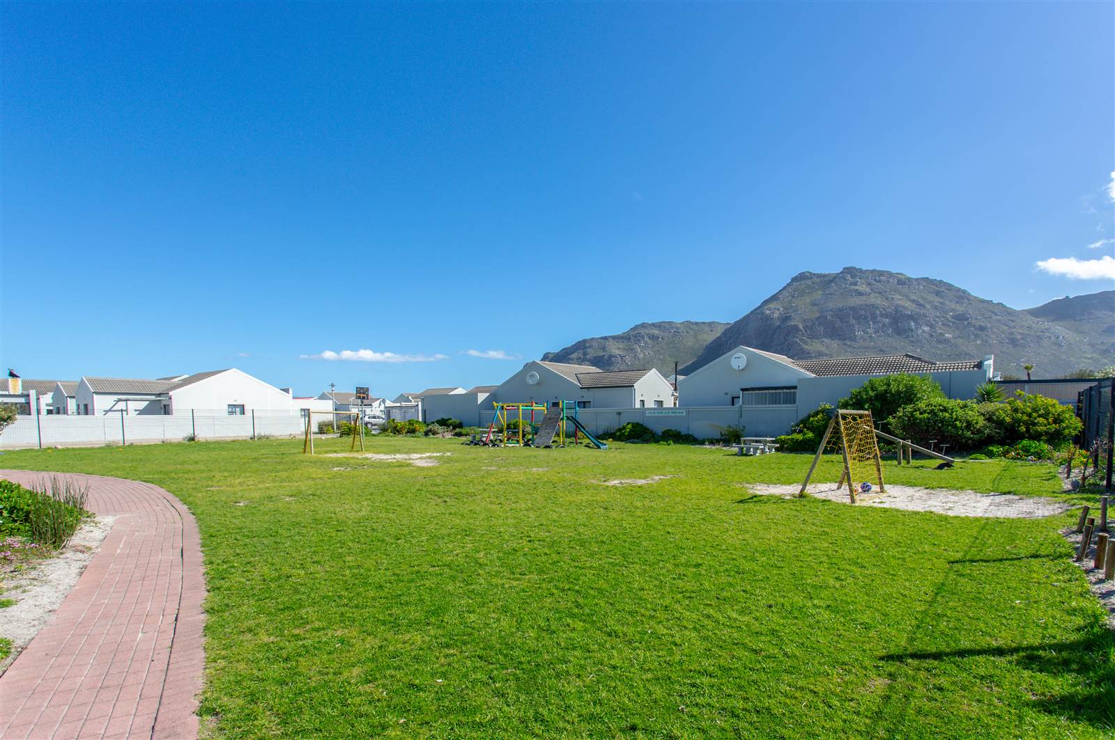 2 Bed House in Muizenberg photo number 11