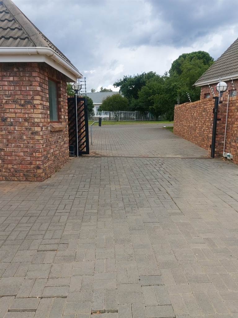2 Bed Townhouse in Bergsig photo number 21