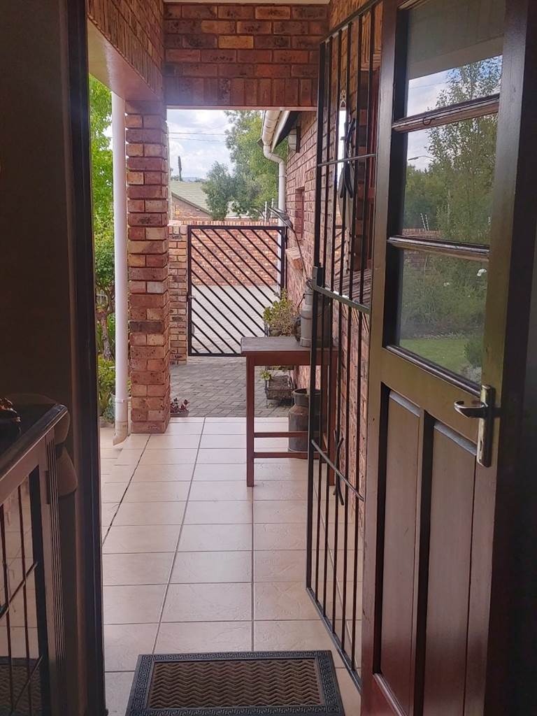 2 Bed Townhouse in Bergsig photo number 8
